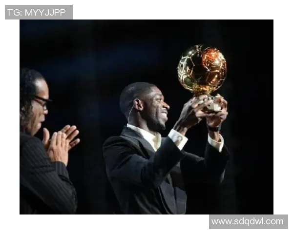 美国女足球星荣获大奖时激动落泪精彩瞬间回顾