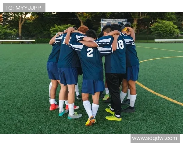 两个足球明星与孩子们一起舞动足球节奏展示亲子互动和运动魅力 两个足球明星与孩子们一起舞动足球节奏展示亲子互动和运动魅力