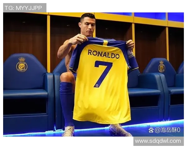 足球历史上第三号球星是谁?解读足坛传奇人物的地位与影响